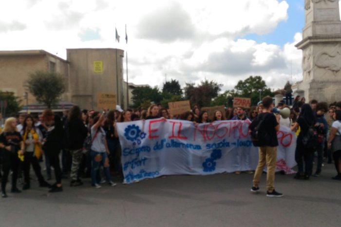 Lecce - Alternanza scuola lavoro: gli studenti scendono in piazza.