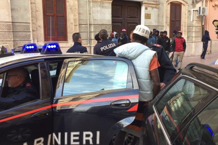 Taranto - Migranti si riversano nuovamente in strada. I Carabinieri intervengono per riportare l'ordine.