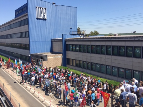 Taranto - Ilva, previsti 5500 esuberi. Fiom Cgil: "Interrotta trattativa. Assemblee e mobilitazioni per respingere la proposta di Mittal."