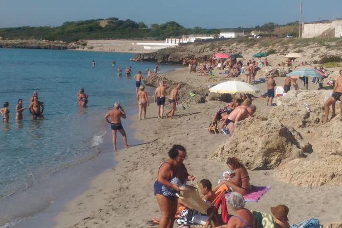 Taranto – E’ autunno ma non per i tarantini: spiagge prese d’assalto, l’estate continua