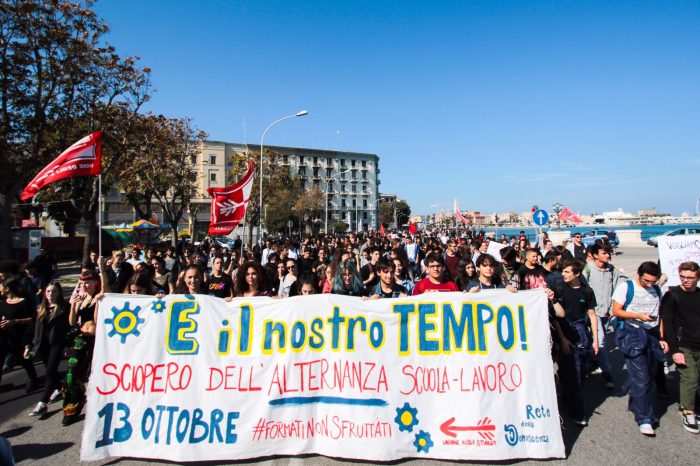 Bari - Oltre diecimila studenti in piazza in tutta Puglia per rivendicare il diritto allo studio| FOTO