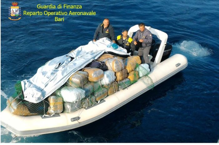 Bari - Maxi sequestro di droga al largo delle coste Adriatiche, la vendita avrebbe fruttato 15 milioni di euro| VIDEO, FOTO, DETTAGLI