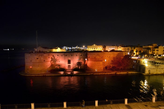 Taranto - E il Castello Aragonese diventa arancio, ecco il perché.