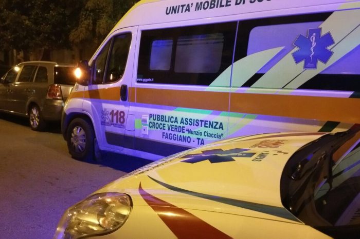 FLASH Taranto - Fuori controllo prende a pugni un’auto e si ferisce sotto gli occhi atterriti dei passanti.