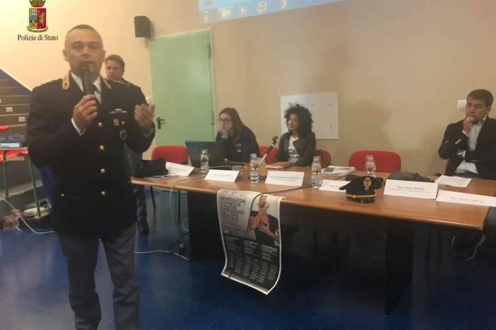 Taranto - La Polizia di Stato incontra le scuole.