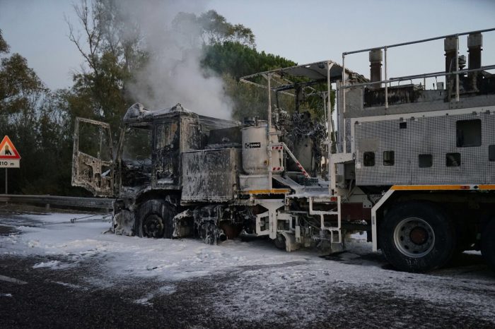 Taranto - Camion dell’Anas prende fuoco sulla statale. Rallentamenti al traffico.