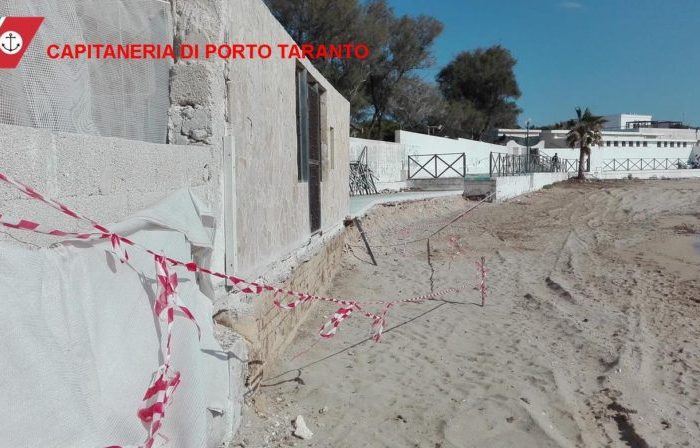Taranto - Maxi operazione della Guardia Costiera: demolite opere abusive di un noto stabilimento balneare.