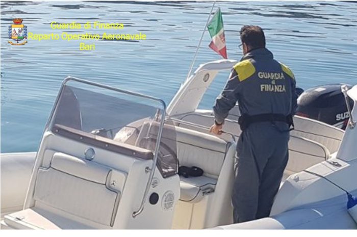 Lecce- Ruba un gommone nel porto ma resta senza carburante, arrestato