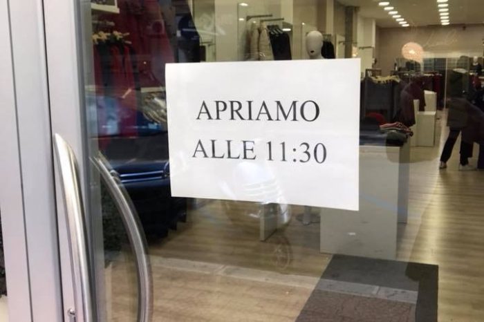 Taranto - Maxi furto: svaligiato negozio di abbigliamento. |VIDEO
