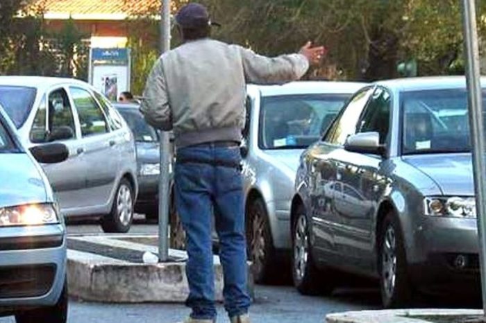 Taranto – Parcheggi selvaggi, i Vigili: “Resti lì, appena possiamo arriviamo”. Bloccata per mezza giornata