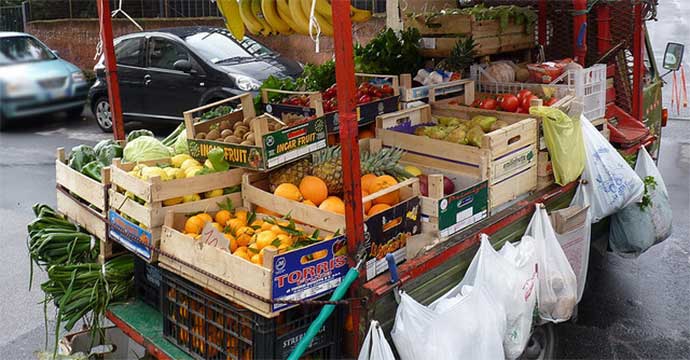 Taranto - Operazione contro l'abusivismo commerciale: sequestrati di 150 kg di frutta e verdura non commestibili.
