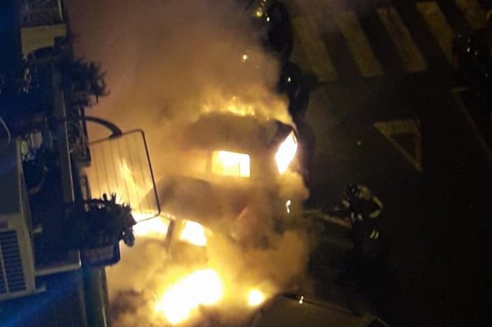 Taranto - Terribile incendio: auto in sosta avvolte dalle fiamme. | FOTO