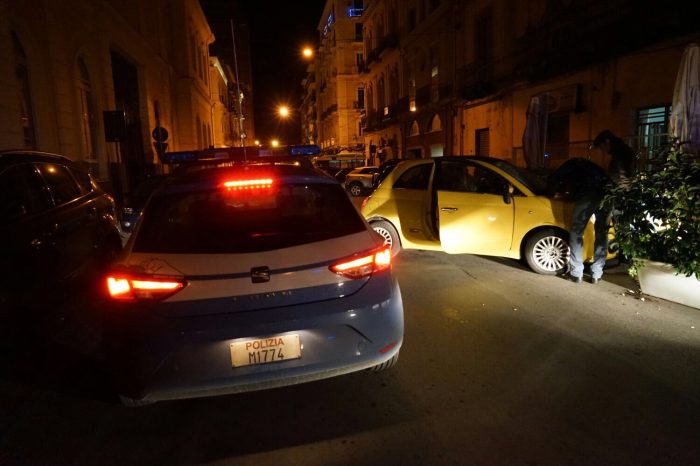 Taranto - Fast and furious: ruba un'auto e si schianta contro un gazebo.