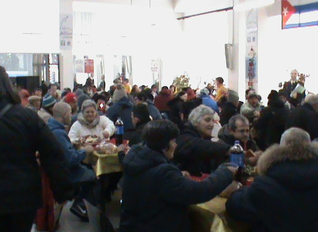 Bari - "Pranzo della Solidarietà", agenti e personale della PolFer servono pasti ai senzatetto