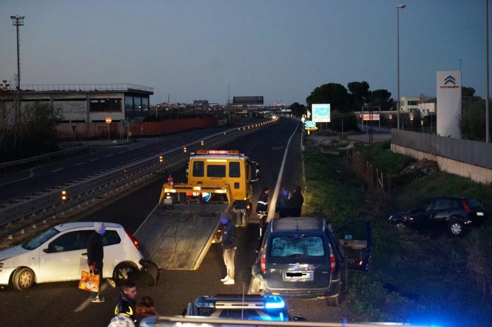 Taranto - Manovra di sorpasso finisce in un brutto incidente: diverse le auto coinvolte.