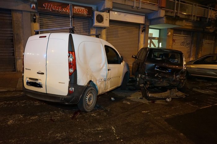 Taranto - Perde il controllo e fa strike di auto in sosta