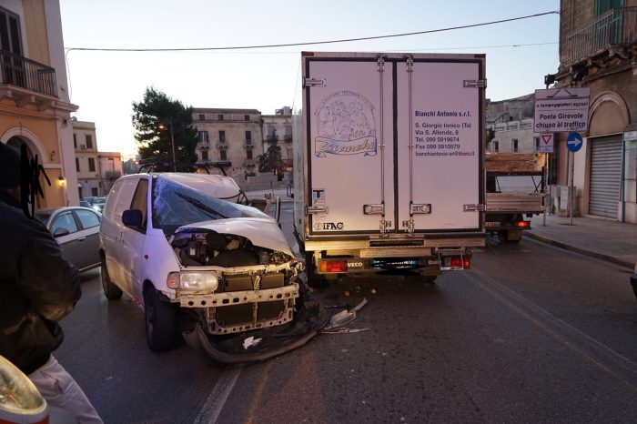 Taranto - Scontro violento tra due mezzi