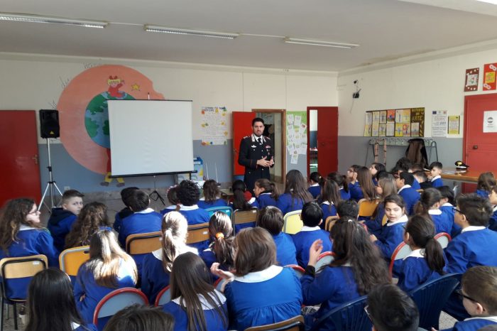 Brindisi- I carabinieri incontrato gli studenti della scuola elementare "De Amicis"