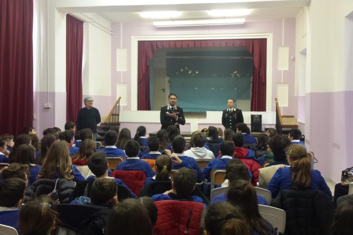 Brindisi- A Mesagne i carabinieri incontrano gli studenti della scuola “G. Carducci”