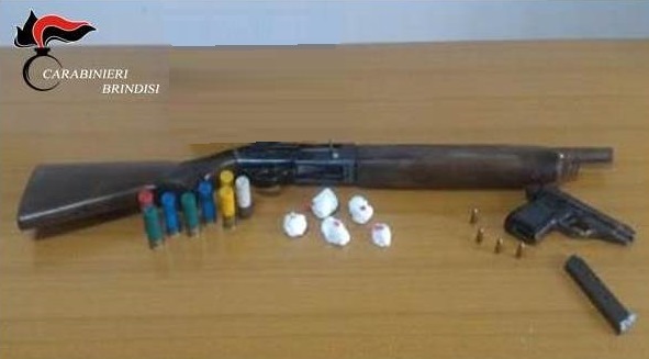 Brindisi- Pizzicato in casa con fucile, pistola e droga, arrestato 23enne