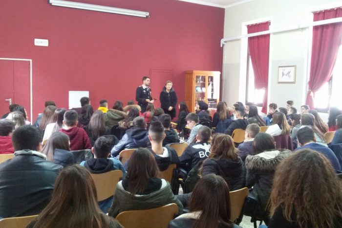 Brindisi- Cultura della legalità, i carabinieri incontrato gli studenti della scuola media "Benedetto Croce"