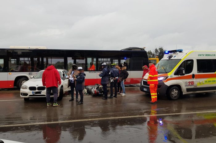 Taranto - Incidente durante inversione di marcia: motociclista finisce in ospedale