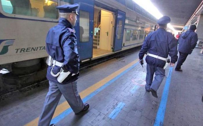 Taranto - Beccato a rubare sul treno, tenta inutilmente la fuga