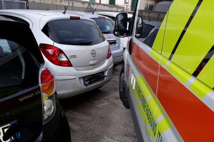 Taranto - Caos al SS. Annunziata: ambulanze bloccate dalle auto in sosta. | FOTO