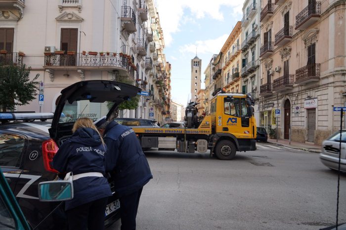 Flash Taranto - Operazione “marciapiedi puliti”: controlli a tappeto della polizia locale in città