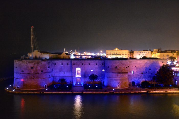 Taranto - Il Castello Aragonese si illumina di blu: ecco quando e perché