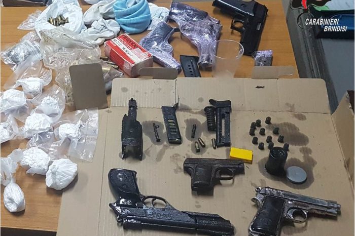 Brindisi- In un box seminterrato droga, armi e munizioni: arrestato 29enne
