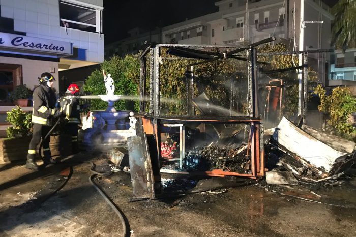 Taranto - Raid vandalico: fiamme distruggono un chiosco