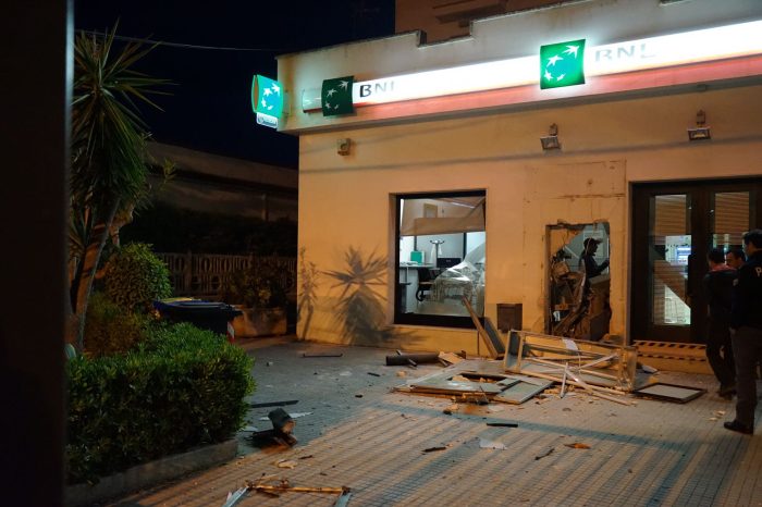 Taranto - Esplosione in banca: ladri fanno saltare il bancomat