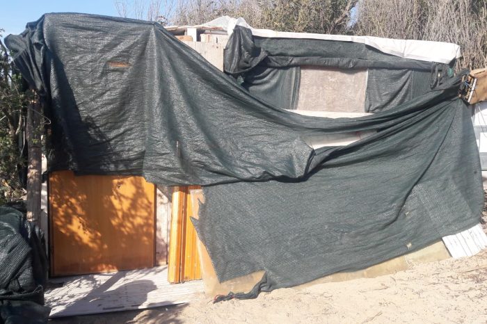 Taranto - Polizia locale rimuove baracca abusiva sulla spiaggia. | FOTO