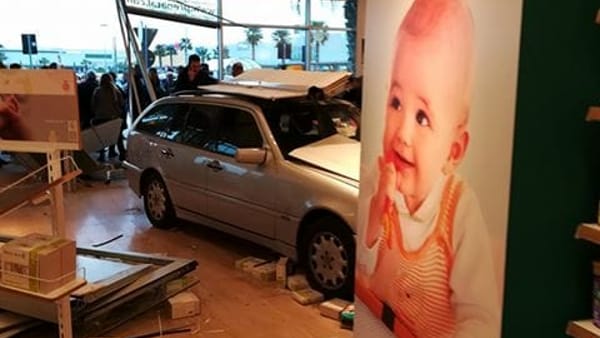 Bari - Tragedia sfiorata a Barimax: auto sfonda vetrina di un negozio, tre feriti