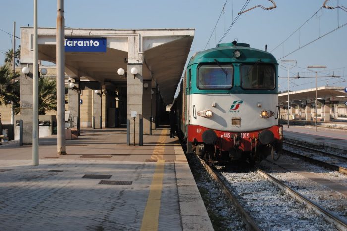Taranto - Fermato in treno, poliziotti aprono il suo bagaglio: in arresto