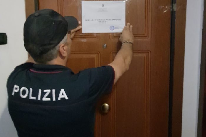 Taranto - Con le telecamere vedevano i clienti in attesa: polizia irrompe in una casa a luci rosse