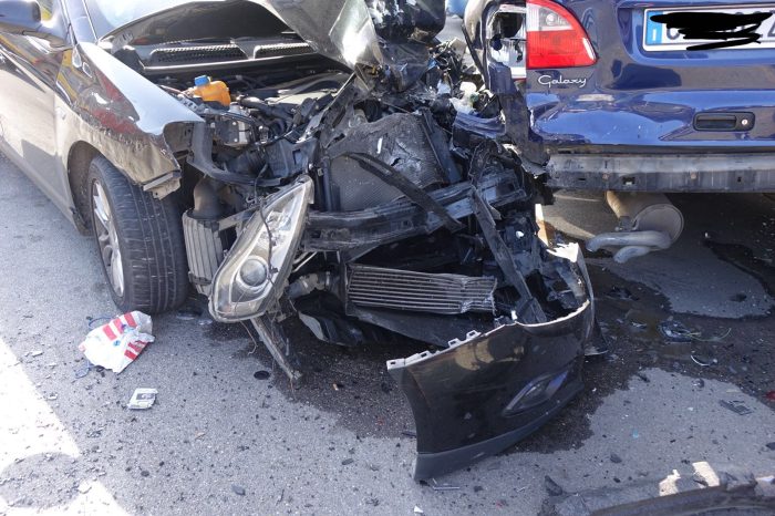 Taranto - Incidente: Lancia finisce contro auto in sosta