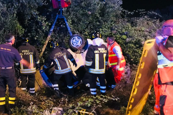 Taranto - Brutto incidente in viale Jonio: auto finisce fuori strada e si ribalta