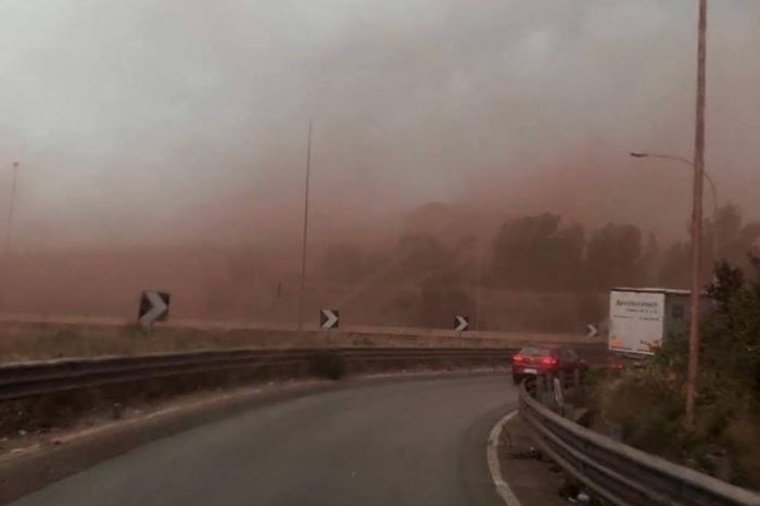 Taranto - Nube rossa, il vento solleva le polveri di minerale. Di Maio: " Vi sembra normale vivere in condizioni del genere?"