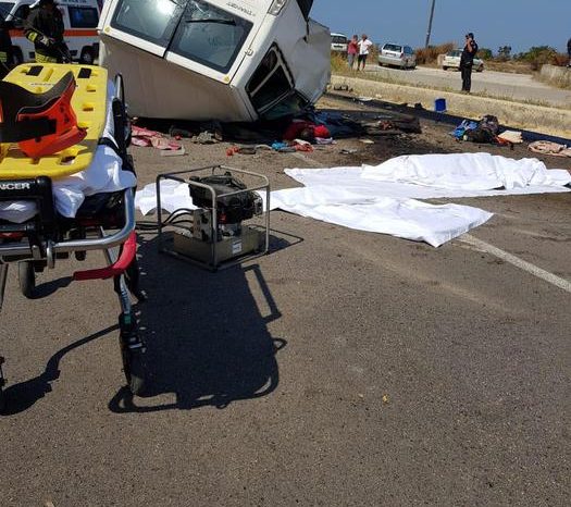 Foggia - Terribile tragedia, furgone si scontra con un tir: morti 11 braccianti