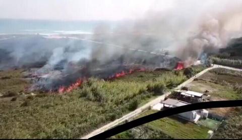 Lecce- Incendio colpisce Le Cesine, ettari di vegetazione a rischio