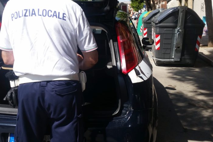 Taranto - Intervento della polizia locale per il ripristino del decoro urbano