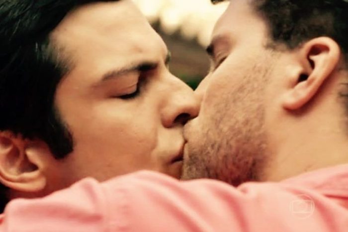 Bacio gay su Rai1: "Toglietelo"