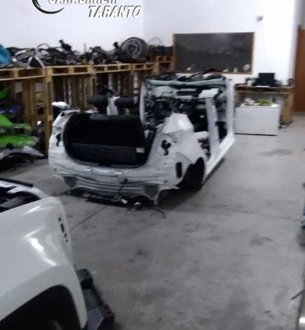 Taranto - Sorpresi a smontare autovetture rubate: arrestati per riciclaggio