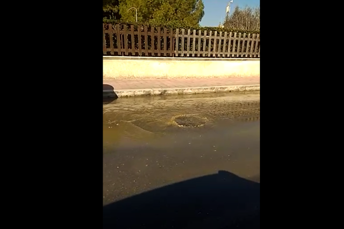 Taranto - Salta la fogna a San Vito, liquami in strada | VIDEO