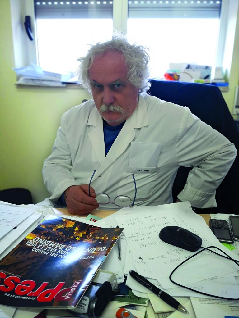 Il dottor Patrizio Mazza nel suo studio