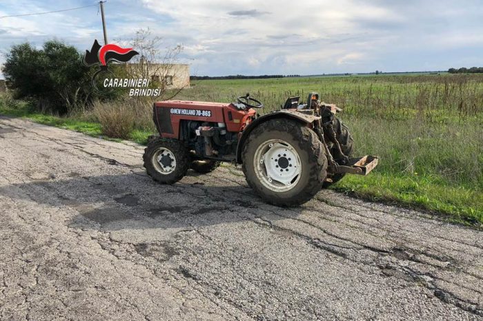 Carovigno- Giovane ivoriano denunciato per aver rubato un trattore agricolo.