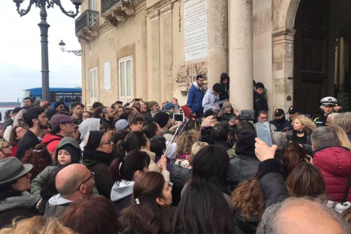 Taranto - Sit- in contro l'inquinamento a Palazzo di Città, il sindaco incontra una delegazione