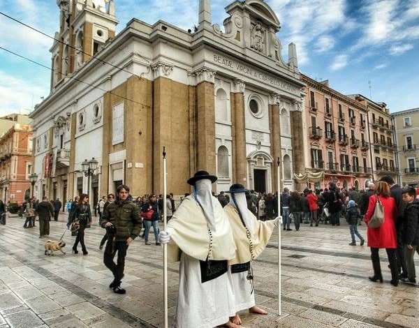 Riti della Settimana Santa a Taranto: Lavori Sospesi per la Tradizione